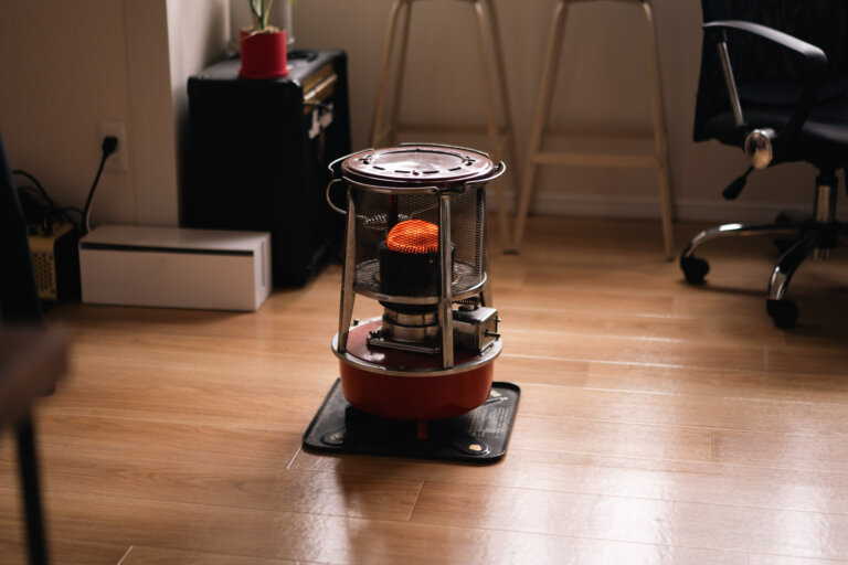 じんわり暖かい。オフィスで使う昭和の石油ストーブ“赤フジカ”