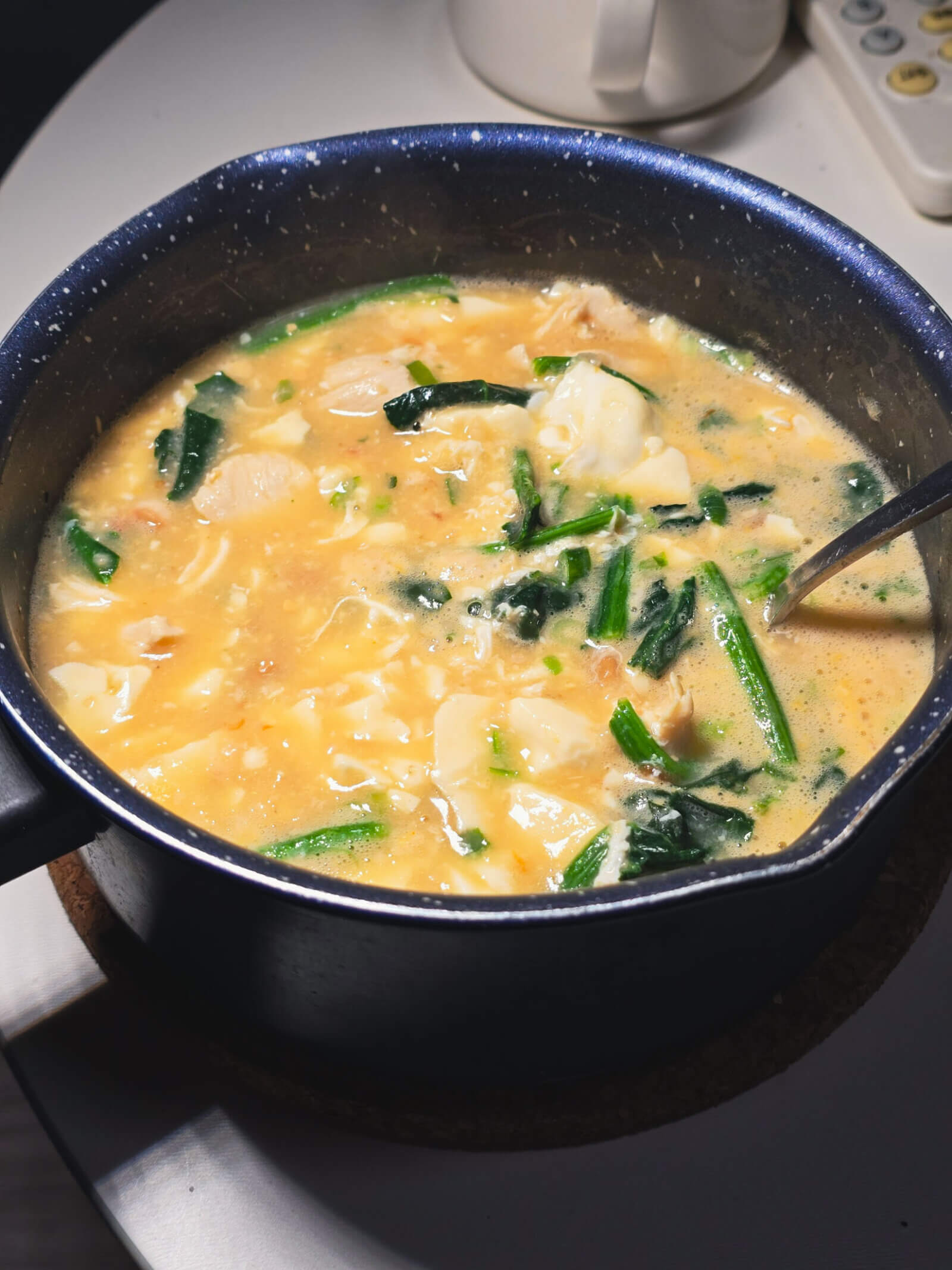 鶏むね肉、豆腐、納豆のスープ。納豆臭漂うがクリーミーで40g以上のタンパク質を摂取できる化け物スープ