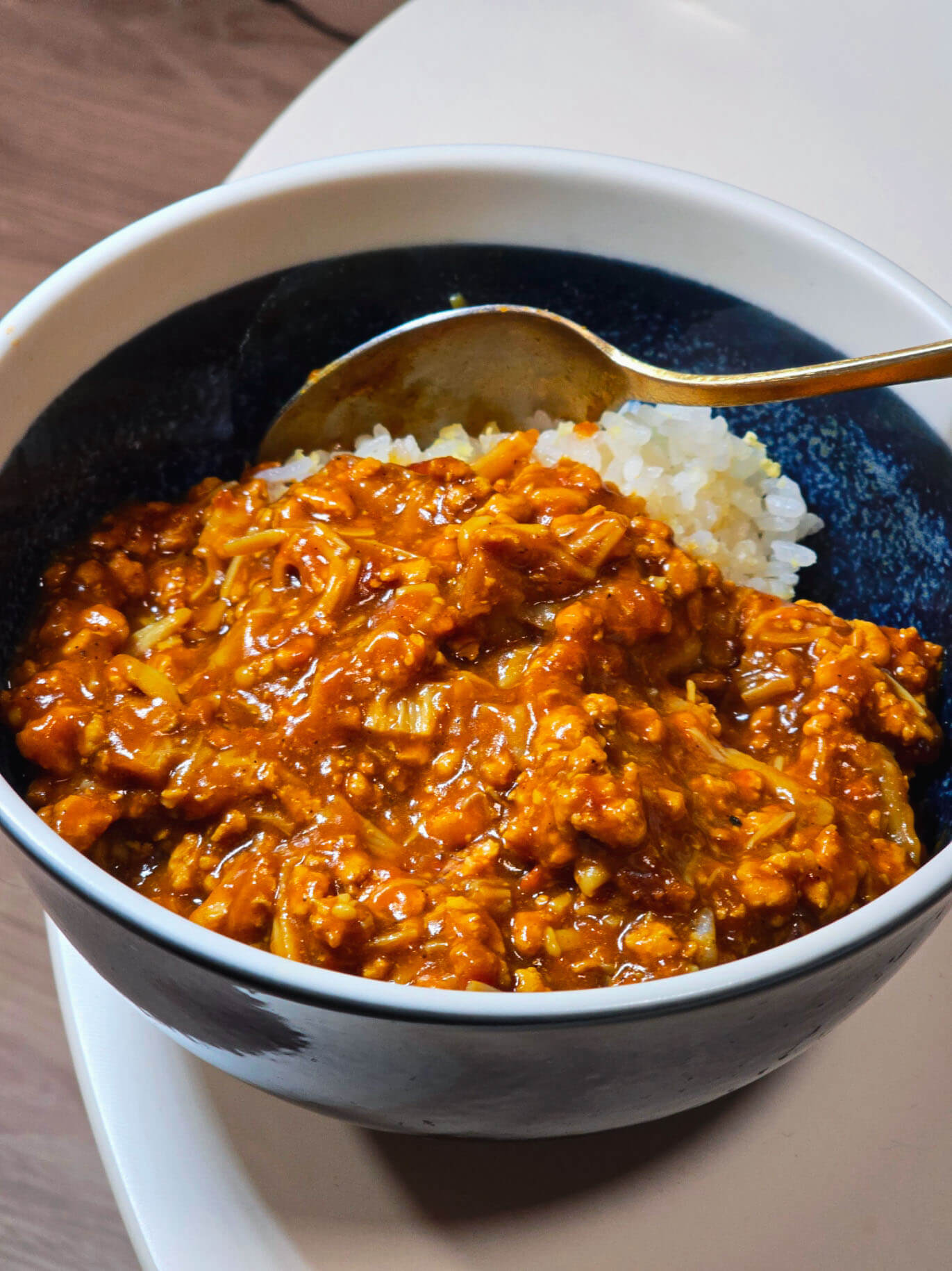 レンズ豆ご飯に自家製キーマカレーを書けて食べるの図