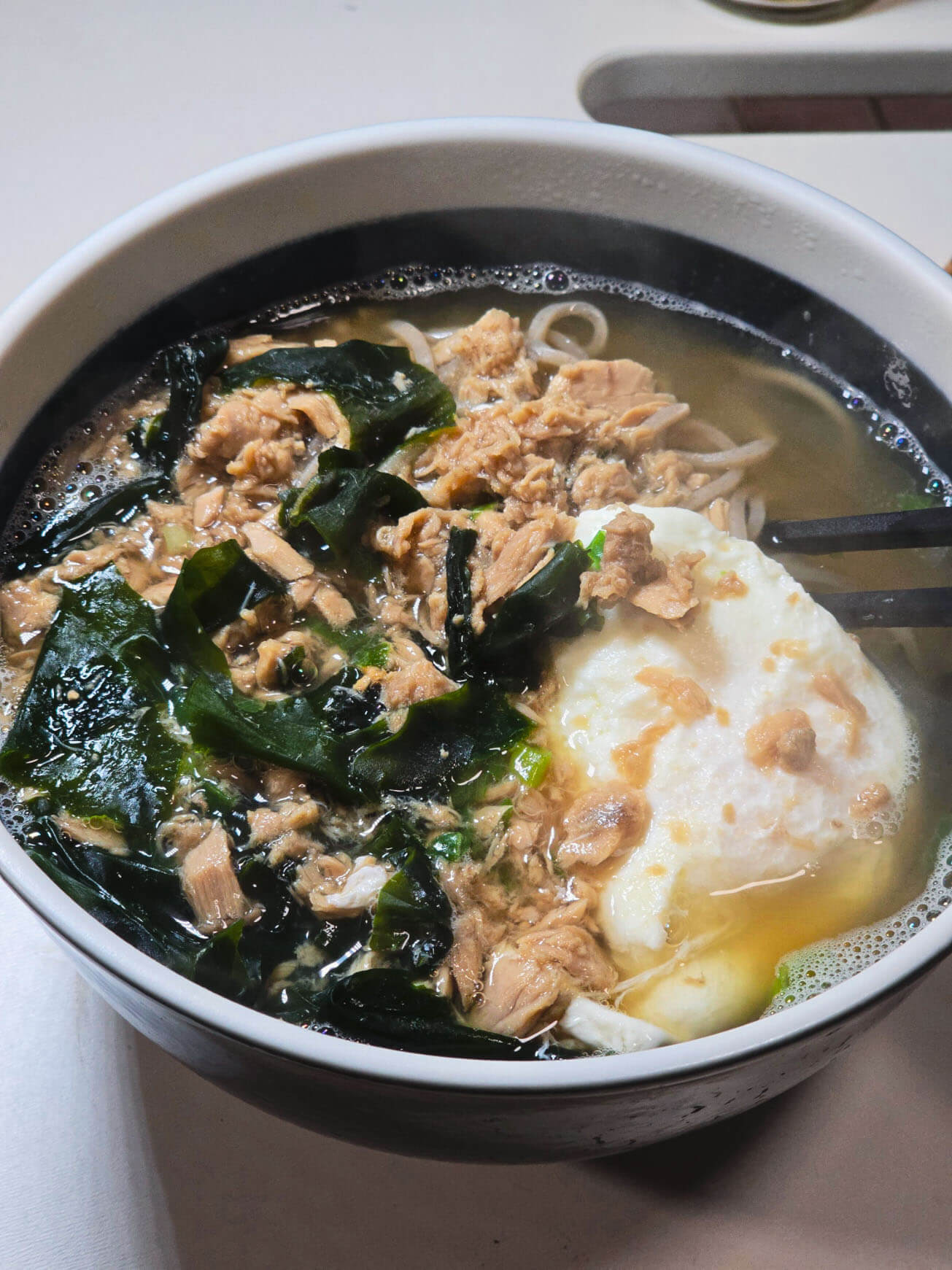 蕎麦に卵とツナを入れて食べるの図。ツナ臭さが結構出るのであまり食べてない。